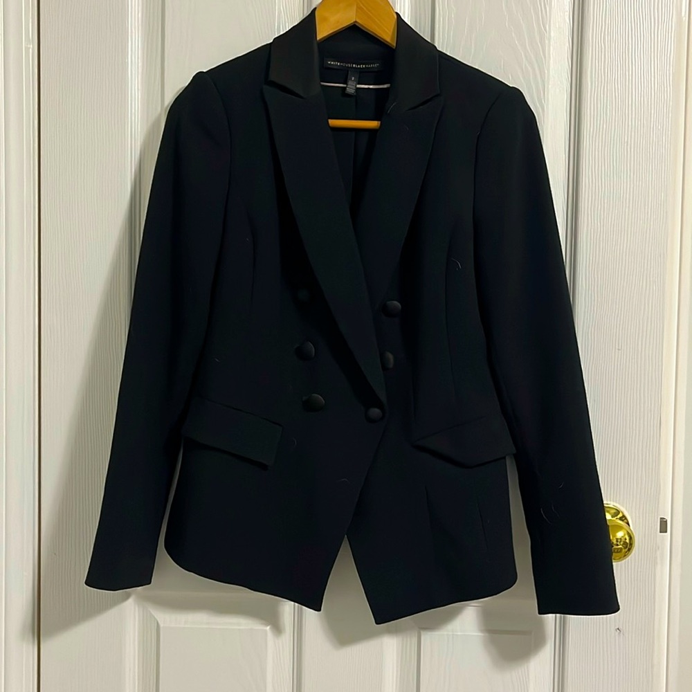 Black women’s tuxedo style blazer size 2